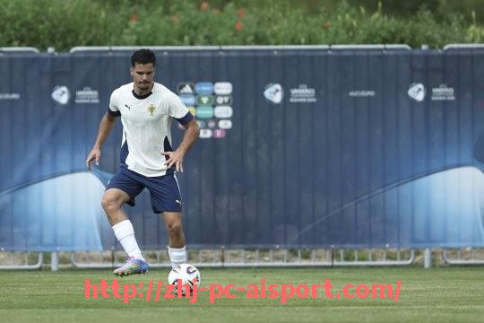 爱体育-法甲进攻风格解析：球队战术理念的体现与变化趋势