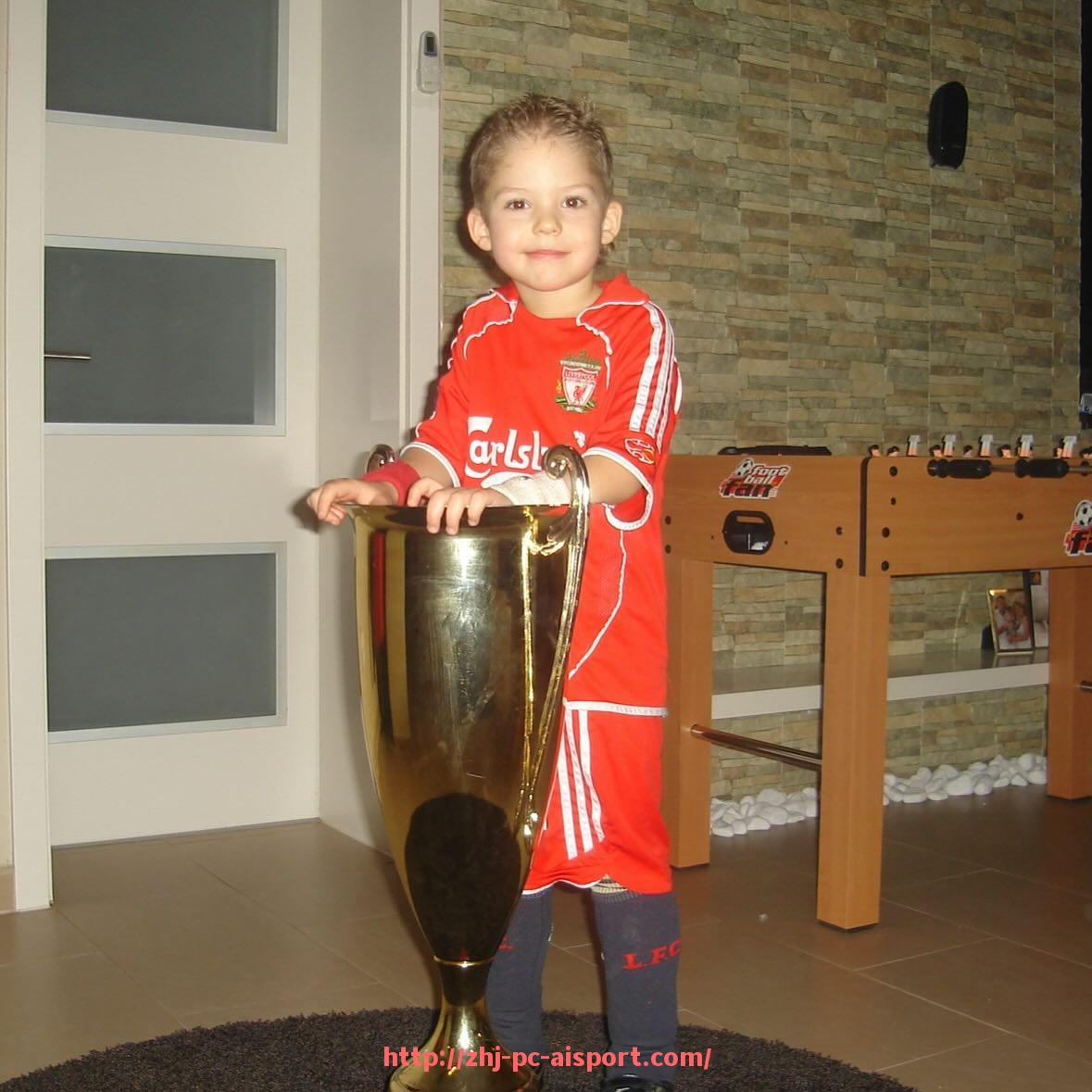 爱体育-法甲进攻风格解析：球队战术理念的体现与变化趋势